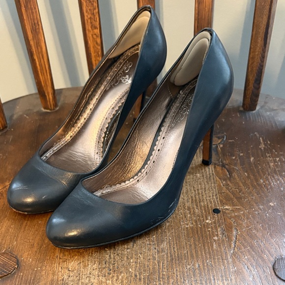 Brooks Brothers Shoes - Brooks Brothers Navy 3” heels